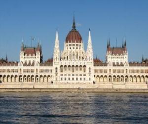Puzzle Το εντυπωσιακό κτίριο του Κοινοβουλίου της Ουγγαρίας στη Βουδαπέστη στις όχθες του Δούναβη